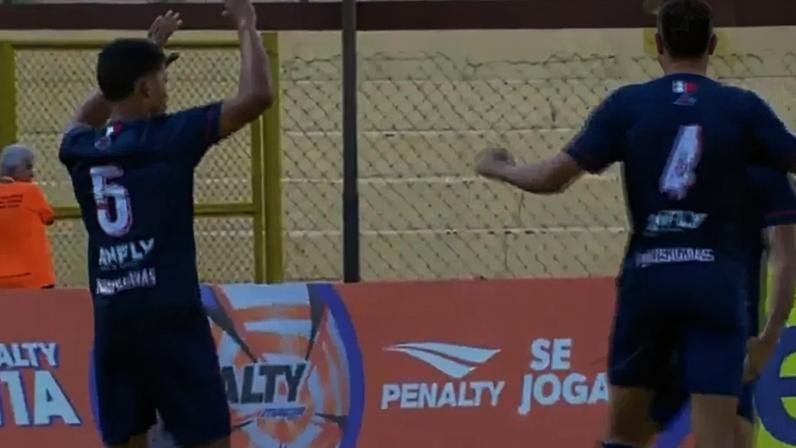 Jogadores do Vasco reclamam com o arbitro Matheus Alves Pereira após primeiro gol do Guanabara City (Foto: Reprodução/X Sports)