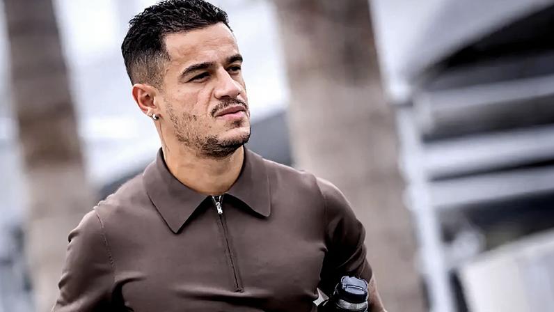 Coutinho chega ao CT Moacyr Barbosa para pré-temporada do Vasco (Foto: Dikran Sahagian /VascoDaGama)