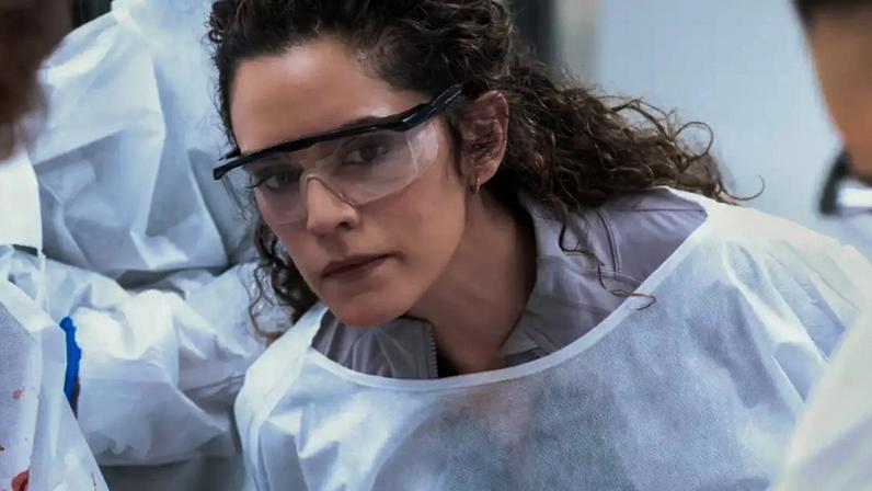 Sepideh Moafi em cena de The Pitt