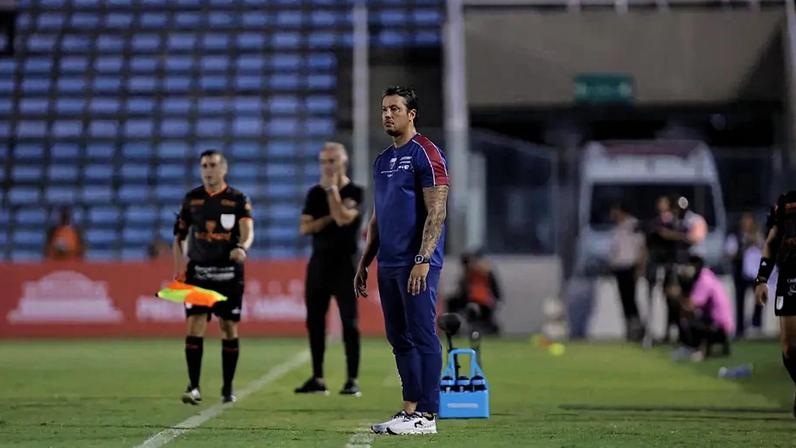 Thiago Carpini na partida entre Ferroviário e Fortaleza (Foto: Baggio Rodrigues/Agif/Gazeta Press)