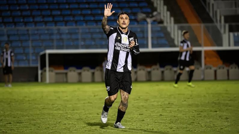 Vina se emociona ao falar da queda do Ceará e pede desculpas