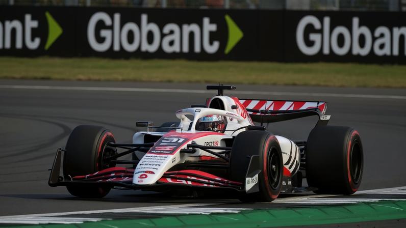 Francês Esteban Ocon, da Haas, no treino classificatório para o GP da Inglaterra (foto: Andrej ISAKOVIC / AFP)