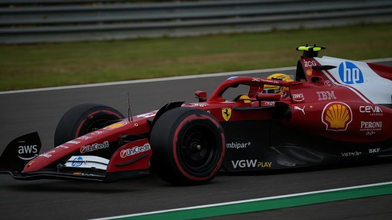 Britânico Lewis Hamilton, da Ferrari, no treino classificatório para o GP da Inglaterra (Foto: Andrej ISAKOVIC / AFP)