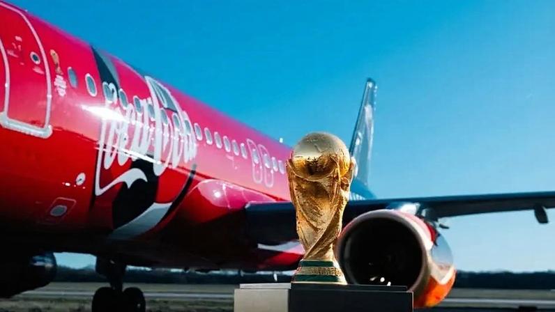Taça da Copa do Mundo chega ao Brasil (Foto: Divulgação / Coca-Cola)