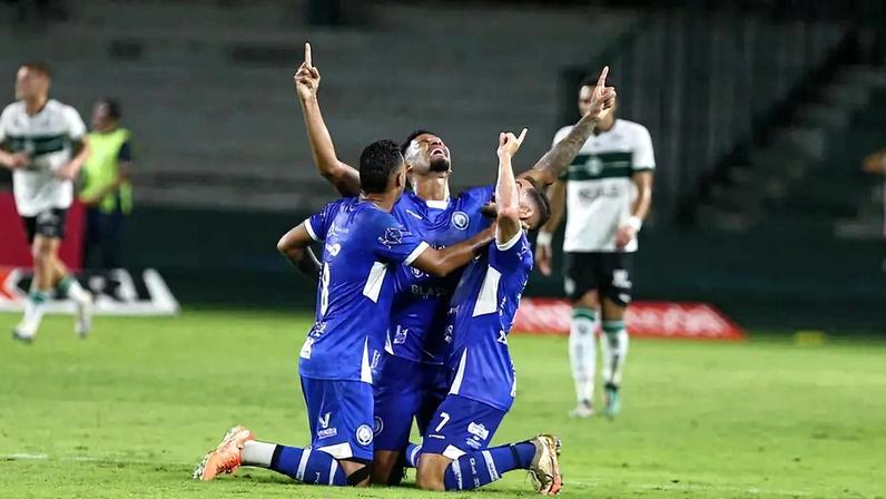 Coritiba e Foz do Iguaçu estrearam no estadual. Foto: Geraldo Bubniak/AGB/Gazeta Press