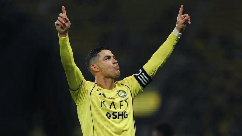 Cristiano Ronaldo comemora gol marcado pelo Al-Nassr sobre o Al-Okhdood