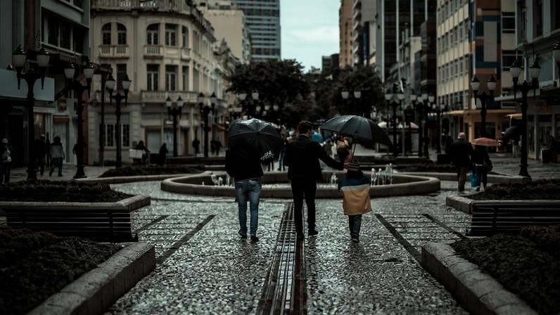 Ar frio de origem, excesso de nuvens e chuva causam queda da temperatura no Sul e no Sudeste nos próximos dias (Foto: Curitiba, PR, Getty Images)