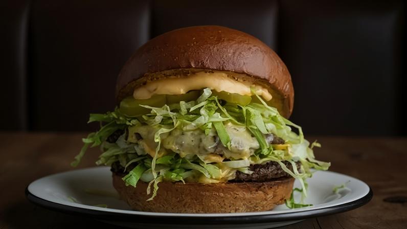 Big Dock do DCK Burger leva molho especial, american cheese, cebola branca, alface e picles