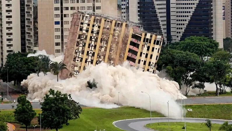 A implosão do Torre Palace Hotel, em Brasília, em 25 de janeiro de 2026. Foto: Fabio Rodrigues-Pozzebom/Agência Brasil