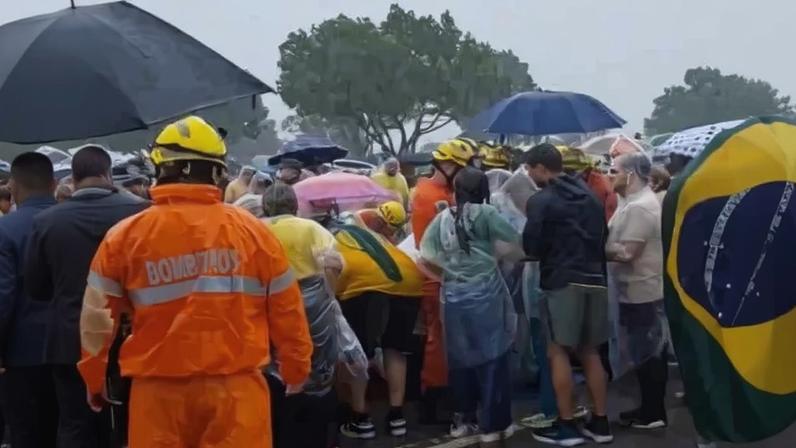 Raio atinge área onde bolsonaristas aguardavam a caminhada de Nikolas em Brasília