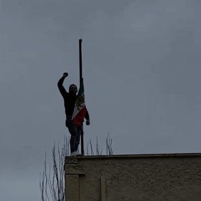Ativista troca bandeira iraniana na embaixada de Madrid pela antiga de 1979