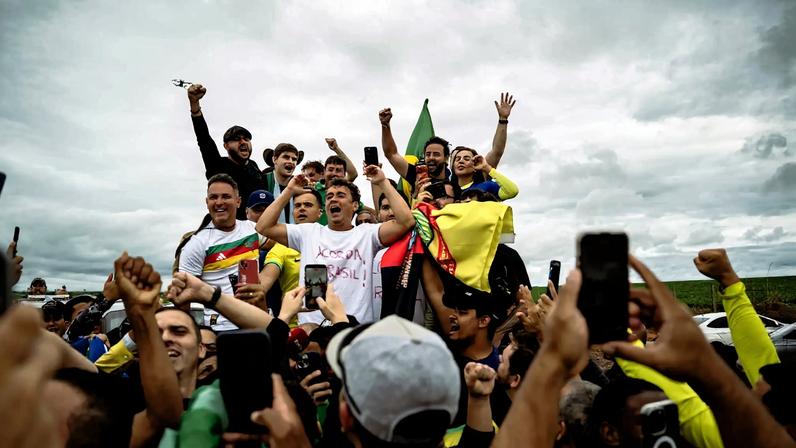 Liderados por Nikolas Ferreira, parlamentares da oposição e simpatizantes caminham para Brasília. (Foto: Vitor Liasch/Gabinete do vereador Lucas Pavanato)