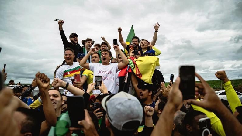 Liderados por Nikolas Ferreira, parlamentares da oposição e simpatizantes caminham para Brasília. (Foto: Vitor Liasch/Gabinete do vereador Lucas Pavanato)