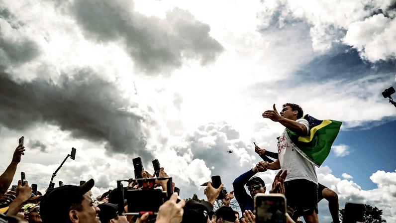 Nikolas Ferreira discursa durante a caminhada da liberdade. (Foto: itor Liasch / ascom Lucas Pavanato)