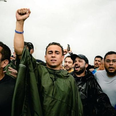 Michelle Bolsonaro chama Nikolas Ferreira de "grande líder" durante caminhada