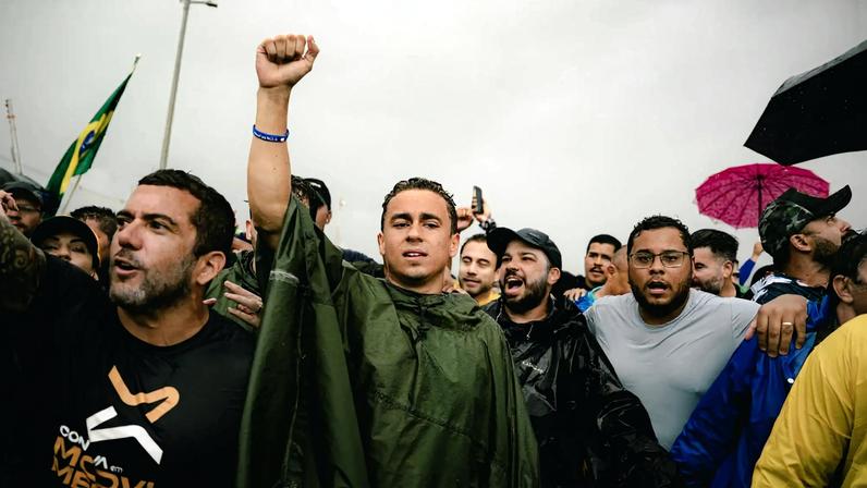 Nikolas Ferreira recebe reconhecimento de Michelle Bolsonaro por caminhada em protesto contra o STF. (Foto: Vitor Liasch/Assessoria do Deputado Federal Nikolas Ferreira (PL-MG))