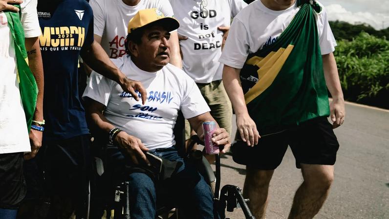 Senador Magno Malta (PL-ES), durante a "caminhada da liberdade". (Foto: Vitor Liasch / Gabinete do vereador Lucas Pavanato)