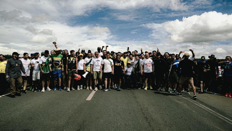Carlos Jordy anuncia que "caminhada da liberdade" atingiu 150 km, em um trajeto que vai de Paracatu (MG) até Brasília. (Foto: Vitor Liasch / Gabinete do vereador Lucas Pavanato)