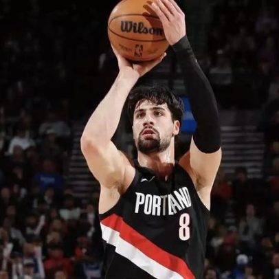 Tiago Splitter comanda Blazers e recebe prêmio