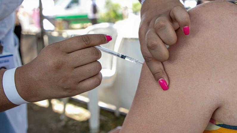 Vacina contra melanoma reduz risco de morte em pacientes com câncer de pele.