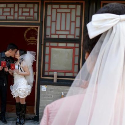 Vendedores de vestidos de casamento na China apostam em aumento de casamentos