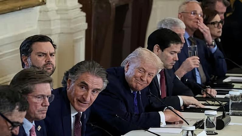 El presidente de Estados Unidos, Donald Trump, durante la reunión con representantes de la industria petrolera el viernes en la Casa Blanca.