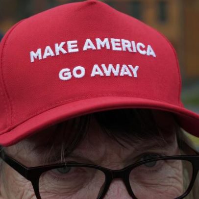 Cartazes com Make America Go Away viram símbolo de desafio na Groenlândia