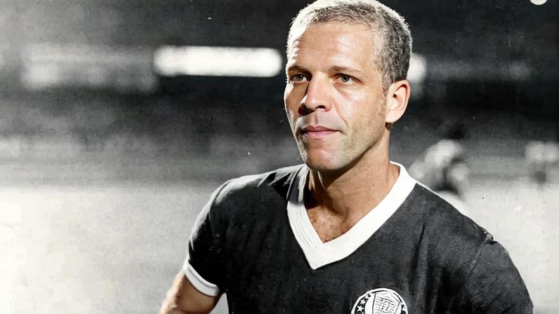 Ademir da Guia em ação pelo Palmeiras, símbolo máximo das Academias e recordista de jogos do clube. (Twitter / Palmeiras)