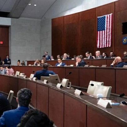Congresso dos EUA vota abertura de processo contra casal Clinton no caso Epstein