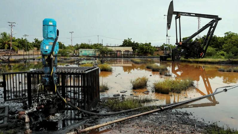 An oil pump jack is seen in an oil field near Lake Maracaibo, in Cabimas, Venezuela October 14, 2022. REUTERS/Issac Urrutia