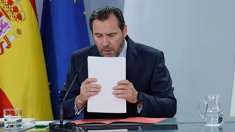 El ministro de Transportes, Óscar Puente, durante la rueda de prensa ofrecida tras el Consejo de Ministros, este martes.