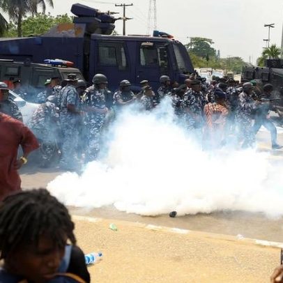 Polícia nigeriana lança gás lacrimogêneo; manifestante fica ferido em Lagos