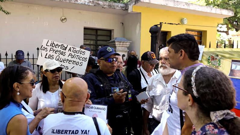 University students support relatives of political prisoners and call for their release at the University of Carabobo, in Valencia