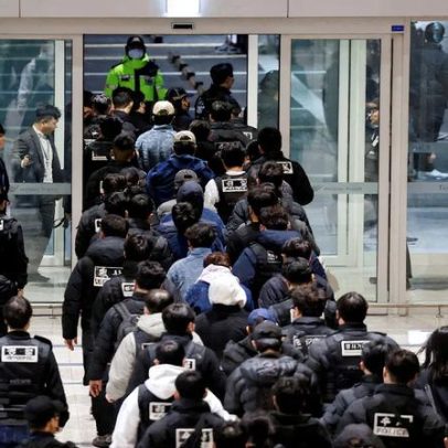 Polícia da Coreia do Sul prende 55 suspeitos de golpe repatriados do Camboja