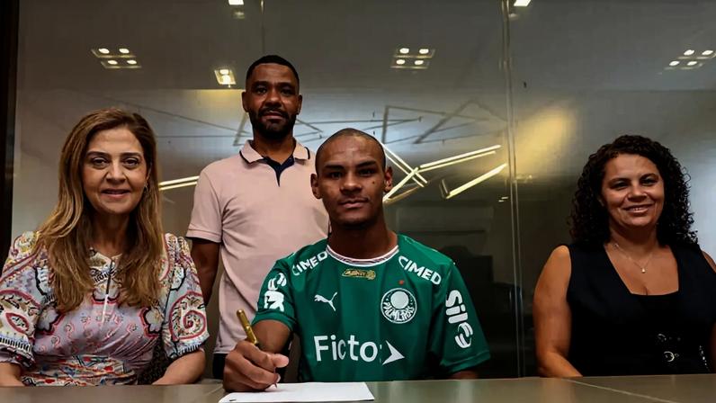 Eduardo Conceição assina primeiro contrato profissional com o Palmeiras
