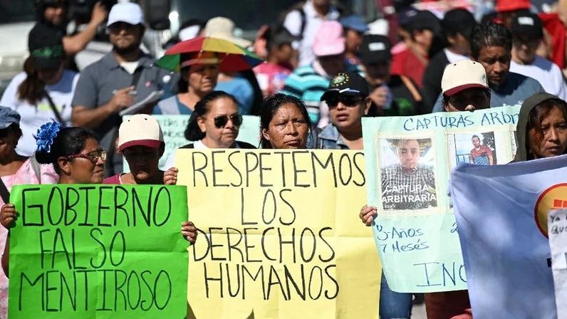 Salvadorenhos marcham contra o regime de exceção de Nayib Bukele, em 25 de janeiro de 2026. Foto: Marvin Recinos/AFP