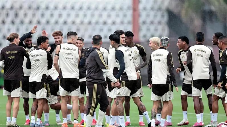 Elenco do Flamengo em treino na véspera do clássico contra o Vasco (Foto: Gilvan de Souza / Flamengo)