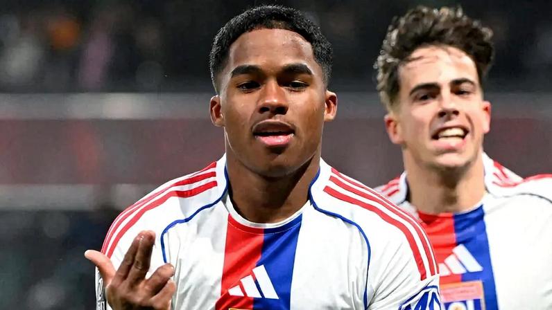Endrick comemora gol marcado pelo Lyon sobre o Metz, pela Ligue 1 (Foto: Jean-Christophe Verhaegen/AFP)