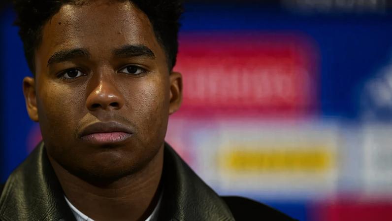 Endrick observa durante coletiva de imprensa do Lyon (Foto: Olivier Chassignole/AFP)