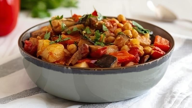Cozido de legumes e grão-de-bico (Imagem: Liudmyla Chuhunova | Shutterstock)