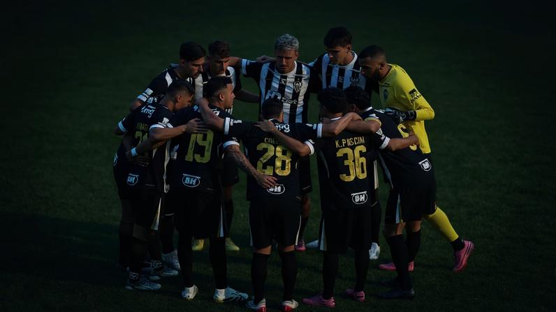 Jogadores do Atlético contra o Betim (Foto: Pedro Souza / Atlético)