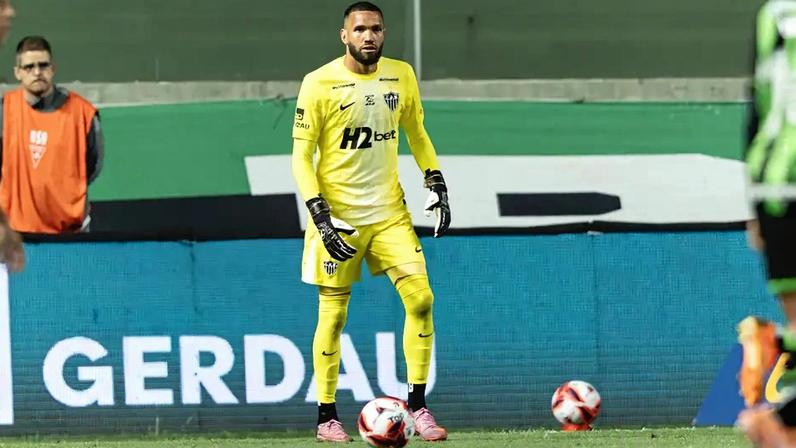 Éverson em América e Atlético (Foto: Pedro Souza / Atlético)