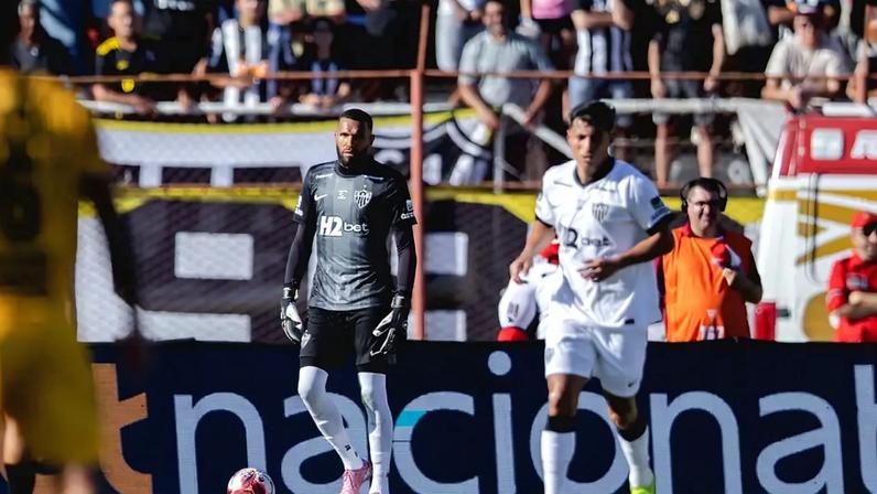 Éverson em Pouso Alegre x Atlético (Foto: Pedro Souza / Atlético)