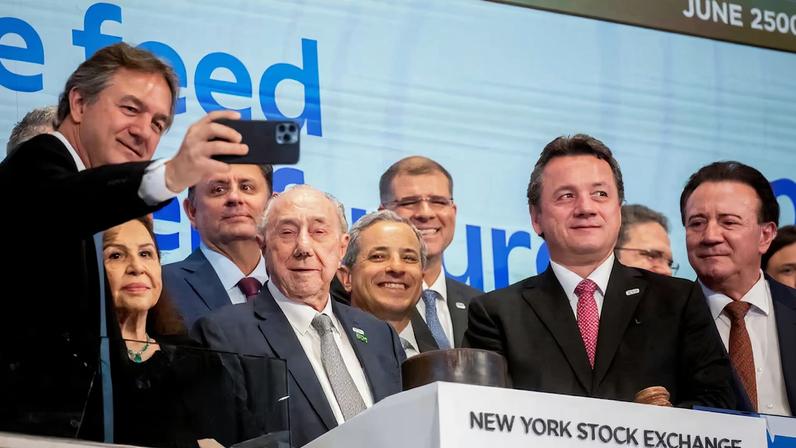 A partir da esquerda, Joesley Batista, Flora Mendonça Batista, Jose Batista Sobrinho, Wesley Batista e Jose Batista Jr. na cerimônia de início de listagem das ações da JBS na NYSE em junho de 2025 (Foto: Michael Nagle/Bloomberg)