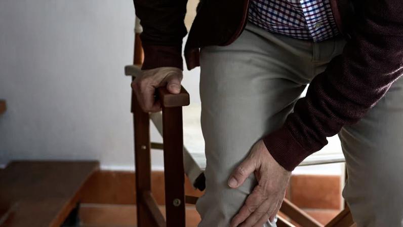 Geriatra explica que é possível identificar os indivíduos com maior risco de queda. Crédito: TV Estadão