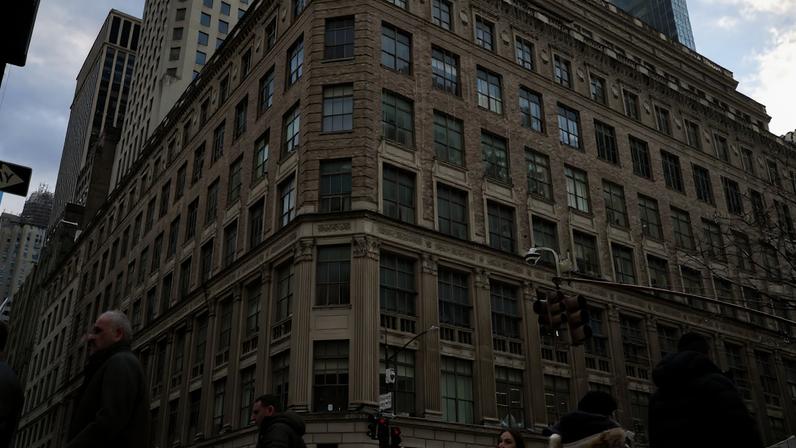 Crise na Saks: dívida, atrasos e desgaste da imagem de ícone do luxo