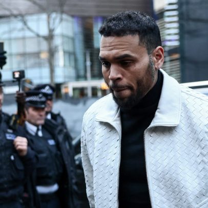 Cantor Chris Brown em tribunal no Reino Unido antes de julgamento de outubro