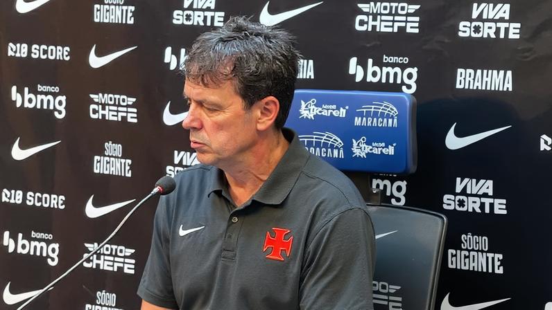 Fernando Diniz durante entrevista coletiva Vasco após derrota para o Flamengo (Foto: Pedro Cobalea / Lance!)
