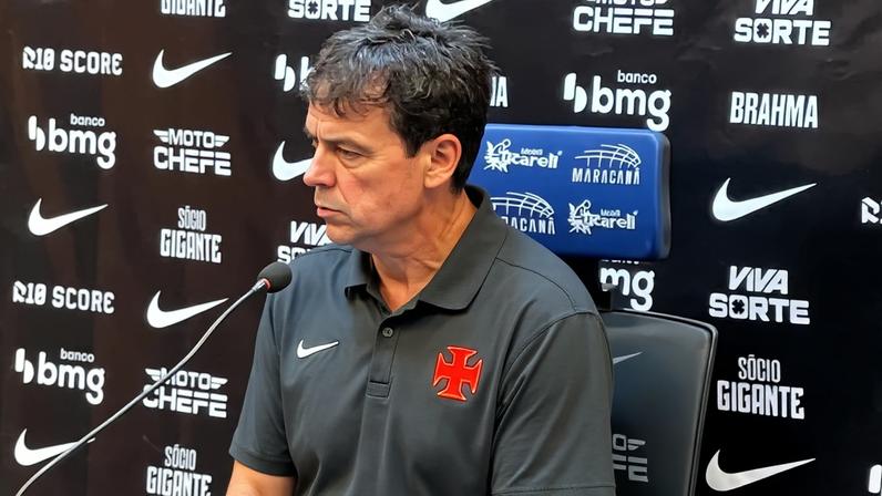 Fernando Diniz durante entrevista coletiva Vasco após derrota para o Flamengo (Foto: Pedro Cobalea / Lance!)