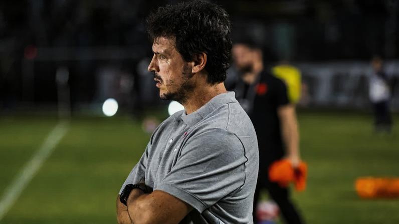 Fernando Diniz durante estreia do Vasco no Carioca 2026, diante do Maricá (Foto: Alexandre Maia/MyPhoto Press/Gazeta Press)